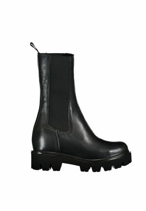 Stivale nero alla caviglia in pelle liscia, con pannelli laterali elasticizzati e suola in gomma texturizzata. Presenta un pull tab per facilitare l'indossamento.
