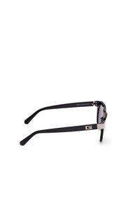 Ochelari de soare negri cu un cadru rectangular, accente metalice pe tempia și lentile întunecate. Detalii cu dungi orizontale pe cadru.