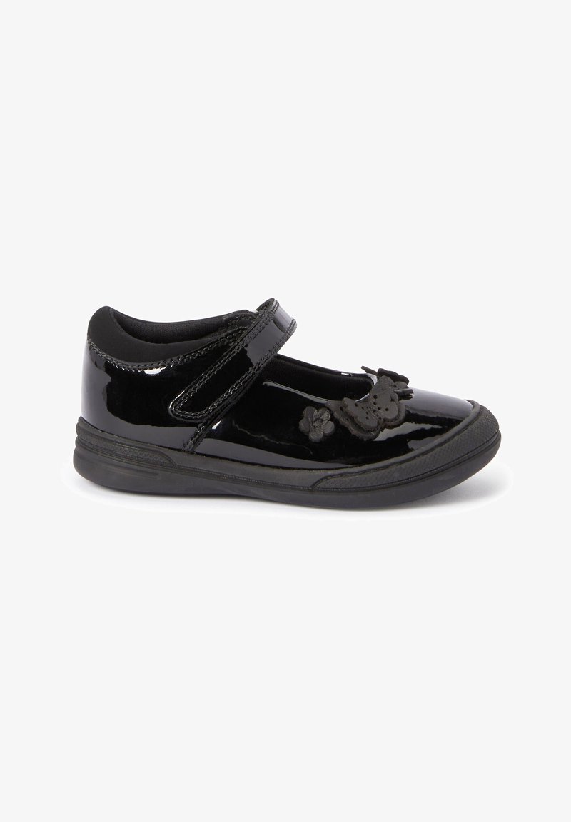 Chaussure en cuir verni noir avec une sangle Velcro, bout rond, semelle texturée et détail en appliqué floral à l'avant.