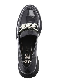 Mocassins en cuir verni noir avec un accent de chaîne blanche chunky, bout rond et semelle en caoutchouc texturé. L'intérieur présente des lettres dorées.