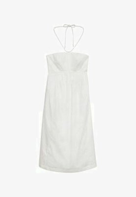 Vestido blanco sin tirantes con cuello halter, con corpiño ajustado y falda recta y fluida. Textura suave, diseño minimalista.