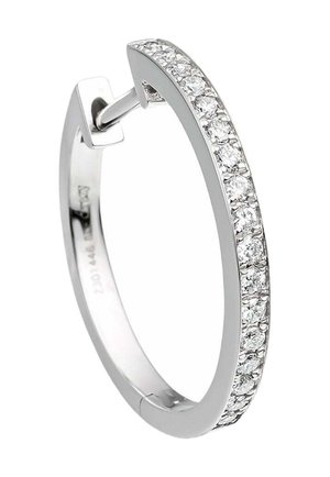 Pendiente de aro de oro blanco con una fila de pequeños diamantes redondos colocados a lo largo de la superficie frontal y un cierre de bisagra.