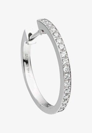 Pendiente de aro de oro blanco con una fila de pequeños diamantes redondos colocados a lo largo de la superficie frontal y un cierre de bisagra.