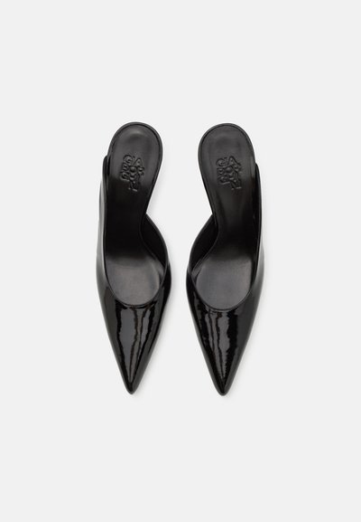 Cizme slingback din piele patentă neagră cu vârf ascuțit, având o textură netedă și un logo embosat pe brant.