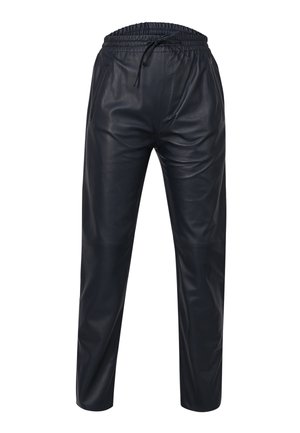 Pantalons en cuir noir avec une taille élastique, cordon de serrage et poches latérales. Forme fuselée avec une finition lisse et texturée.