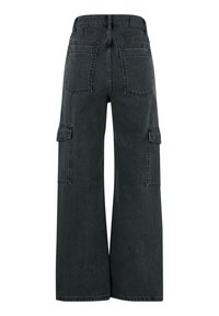 Pantalon cargo en jean noir à jambes larges avec poches à rabat à l'arrière et sur les côtés, taille haute et passants de ceinture, vu de dos.