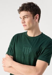GANT TONAL SHIELD - T-shirts med print - tartan green
