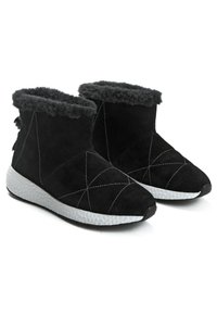 Schwarze Wildleder-Stiefeletten mit einem Kragen aus Kunstfell, weißer strukturierter Sohle und diagonalen Nähdetails. Mit einem weichen Innenraum für Komfort.