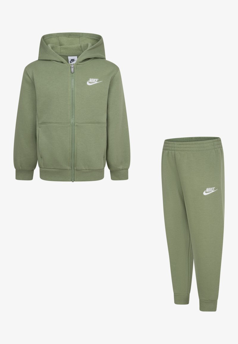 Πράσινη ζακέτα με φερμουάρ και μπροστινή τσέπη, με το λογότυπο της Nike, συνδυασμένη με πράσινες φόρμες που διαθέτουν ελαστική μέση και λογότυπο.