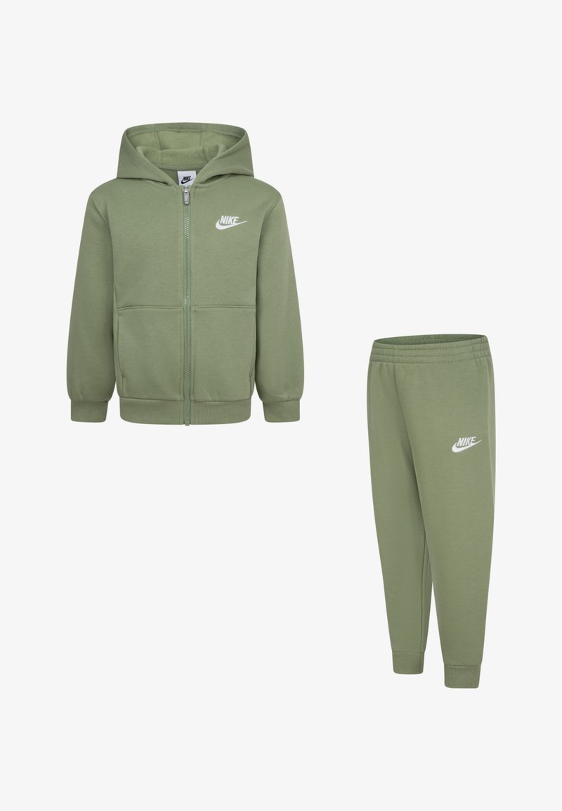 Hoodie zippé vert avec poches avant et logo Nike, assorti à un pantalon de survêtement vert avec taille élastique et logo.