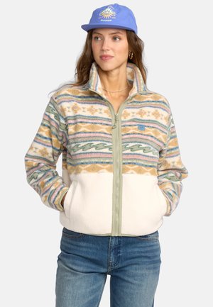 Chaqueta de forro polar con patrón multicolor en tonos marrón claro, azul y verde. Cuenta con un cierre de cremallera verde claro y una sección inferior de color crema.