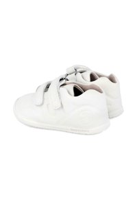 Sneakers bianchi per bambini con due strap regolabili in velcro, punta rotonda, suola in gomma testurizzata e un logo discreto sul lato.