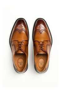 Braune Lederschuhe mit Brogue-Verzierung, spitz zulaufender Kappe und Schnürdesign. Glatte Oberfläche mit kontrastierender schwarzer Sohle.