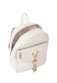 Zaino in ecopelle bianca con forma arrotondata, dettagli in metallo color oro, chiusura con cerniera e un pendant con nappina sul davanti.