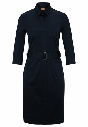 Tumedav sinine särgkleit, millel on vööpandud talje, krae ja kolmeveerandiga varrukad; sile kangas ja kohandatud lõige.