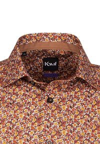 Camicia floreale marrone con colletto a bottoni, piccoli motivi di fiori gialli e rossi e rivestimento del colletto in contrasto color sabbia. Vestibilità regolare.