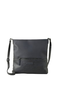 Zwarte leren tas met een gladde textuur, een hoofdvak en een voorvak met rits. Voorzien van een verstelbare riem voor gebruik als crossbody.