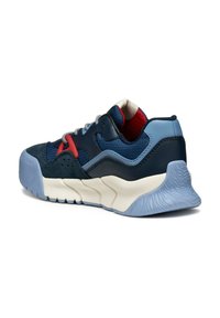 Baskets en bleu marine, bleu clair et rouge. Comprend des matériaux en mesh et en cuir, un embout rond, une semelle rembourrée et des détails texturés au niveau du talon.