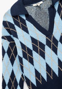 Sweter dzianinowy z granatowym kołnierzem oraz jasnoniebieskim, granatowym i beżowym wzorem w romby argyle.