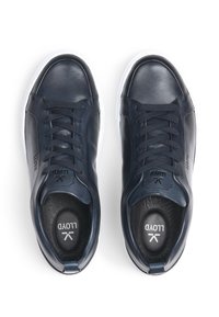 Marineblaue Leder-Sneaker mit glatter Oberfläche, weißen Gummisohlen und schwarzen Schnürsenkeln. Mit gepolstertem Kragen und Logo auf der Innensohle.