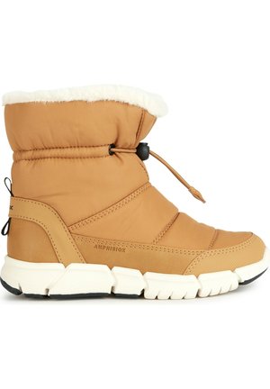 Botas de invierno marrones con forro de felpa blanca, cordón elástico ajustable y suela blanca gruesa con dibujo negro.