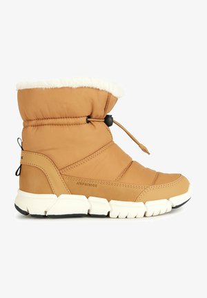 Botas de invierno marrones con forro de felpa blanca, cordón elástico ajustable y suela blanca gruesa con dibujo negro.