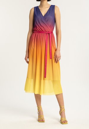 Abito lungo con scollo a V profondo, con effetto ombré dal viola al giallo, cintura rosa e tessuto trasparente sovrapposto per un aspetto fluente.