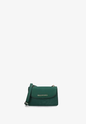 Bolso de mano de piel verde con cierre de solapa, que presenta un logo dorado, correa ajustable y una superficie texturizada con sutiles líneas diagonales.