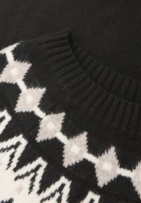 Czarny sweter z geometrycznym wzorem w bieli i jasnoszarości. Dekolt ma prążkowany design, a tekstura wydaje się miękka.