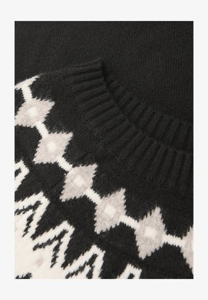 Zwarte trui met een geometrisch patroon in wit en lichtgrijs. De halslijn heeft een ribbelontwerp en de textuur lijkt zacht.