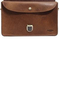Hnědá kožená krosbody taška s klopným uzávěrem, kovovými akcenty a prošitím na okrajích. Kompaktní obdélníkový tvar.