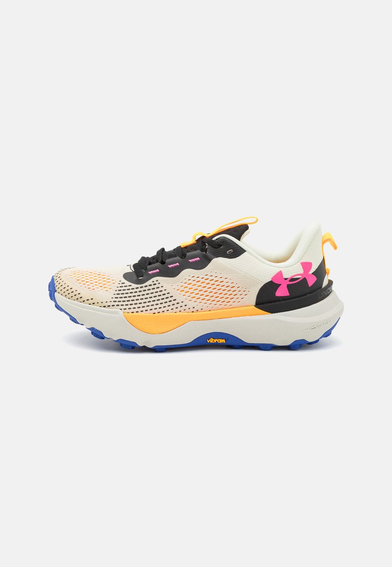Baskets de sport pour hommes avec une tige en maille crème et orange, accents noirs et détails roses. Présente une semelle rembourrée et une semelle extérieure Vibram.