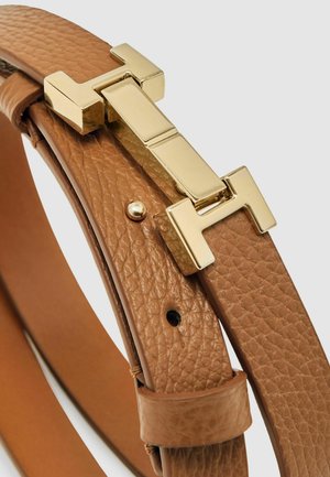 Barna bőr öv texturált felülettel, arany színű fém csattal, amely geometriai alakzatban készült. Többlyukú méretre igazítható.