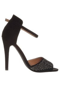 Sandale à talons hauts noire avec bout ouvert, en suédine, avec une lanière à la cheville et des embellissements cloutés sur le devant pour un détail supplémentaire.