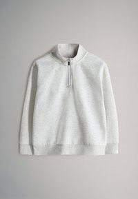 Svetlo siva polovična zip majica s puloverjem z rebrastimi manšetami, spodnjim robom in ovratnikom, položena na nevtralno sivo ozadje.