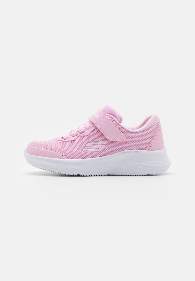 Chaussure de sport rose avec une tige en mesh respirant, lacets et bride auto-agrippante, et une semelle blanche texturée, conçue pour le confort et le soutien.