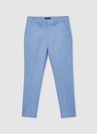 Hellblaue Baumwollhose mit schmaler Passform, vorderen Taschen, flachem Bund und Bügelfalten entlang der Beine.