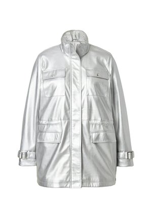 Chaqueta de metal plateado con cuello alto, dos bolsillos en el pecho y dos bolsillos frontales. Presenta puños con cinturón y una textura suave y brillante.