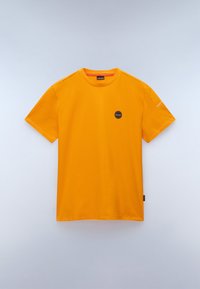 Camiseta de algodón de color naranja brillante con cuello redondo, mangas cortas y un pequeño logo circular en el pecho. Sin patrones ni acentos.