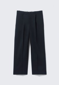 Pantalon bleu marine à coupe décontractée, avec une fermeture à bouton sur le devant, deux poches latérales et un tissu lisse et texturé.