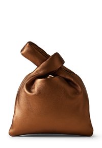 Borsa a mano in pelle marrone con manico annodato, dalla texture morbida e forma arrotondata, caratterizzata da una finitura liscia e lucida e un design minimalista.