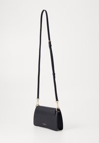 Borsa a spalla in pelle nera con texture, chiusura a patta, dettagli in metallo dorato e tracolla regolabile. Forma compatta e rettangolare.