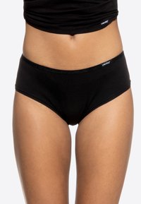 Sottili mutandine hipster in cotone nero con una texture liscia, vita elastica e dettagli di cucitura minimi. Logo del marchio sulla vita.