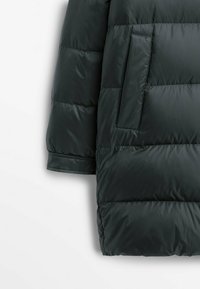 Sort quiltet dunjakke med vandret syninger og en rektangulær sidelomme foran.