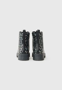 Friboo Botas con cordones - black