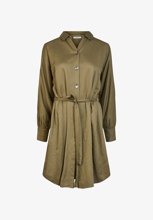 Abito verde oliva con colletto e apertura a bottoni, maniche lunghe con polsini elastici, cintura in vita e una consistenza fluida.