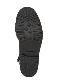 Suela de goma negra con un patrón texturizado, que presenta surcos y cruces para mejorar la tracción. Nombre de la marca grabado "Strellson" y tamaño "42."