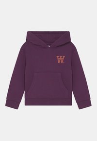 Sudadera con capucha morada, con un bolsillo canguro en la parte delantera y un pequeño logo en forma de "W" naranja en el lado izquierdo del pecho.