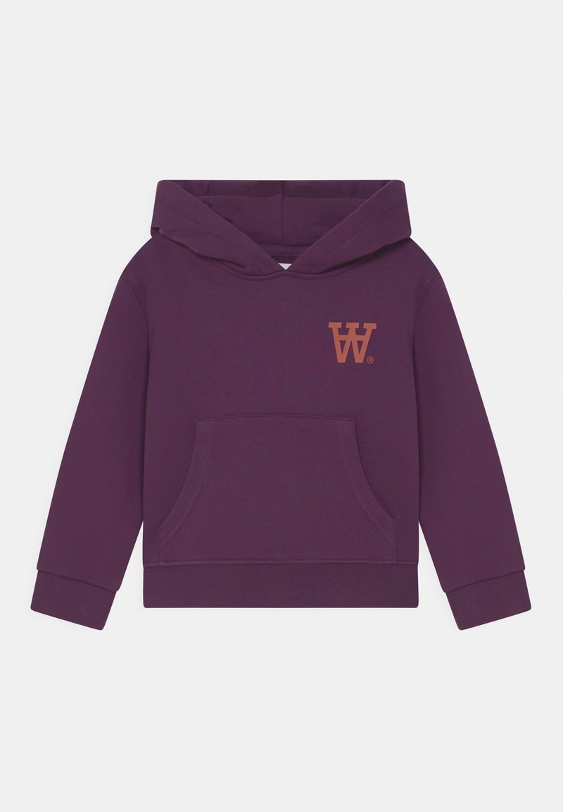 Sudadera con capucha morada, con un bolsillo canguro en la parte delantera y un pequeño logo en forma de "W" naranja en el lado izquierdo del pecho.