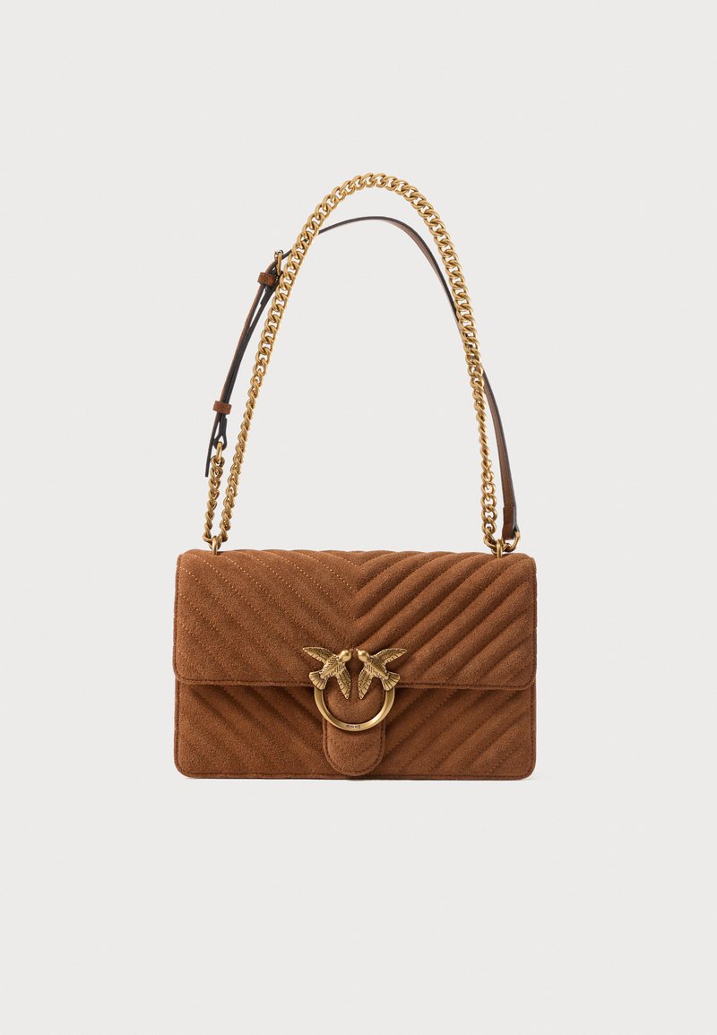 Bolso de ante marrón con textura acolchada, que cuenta con un cierre de herrajes dorados en forma de dos pájaros y una correa de cadena con acentos de cuero.